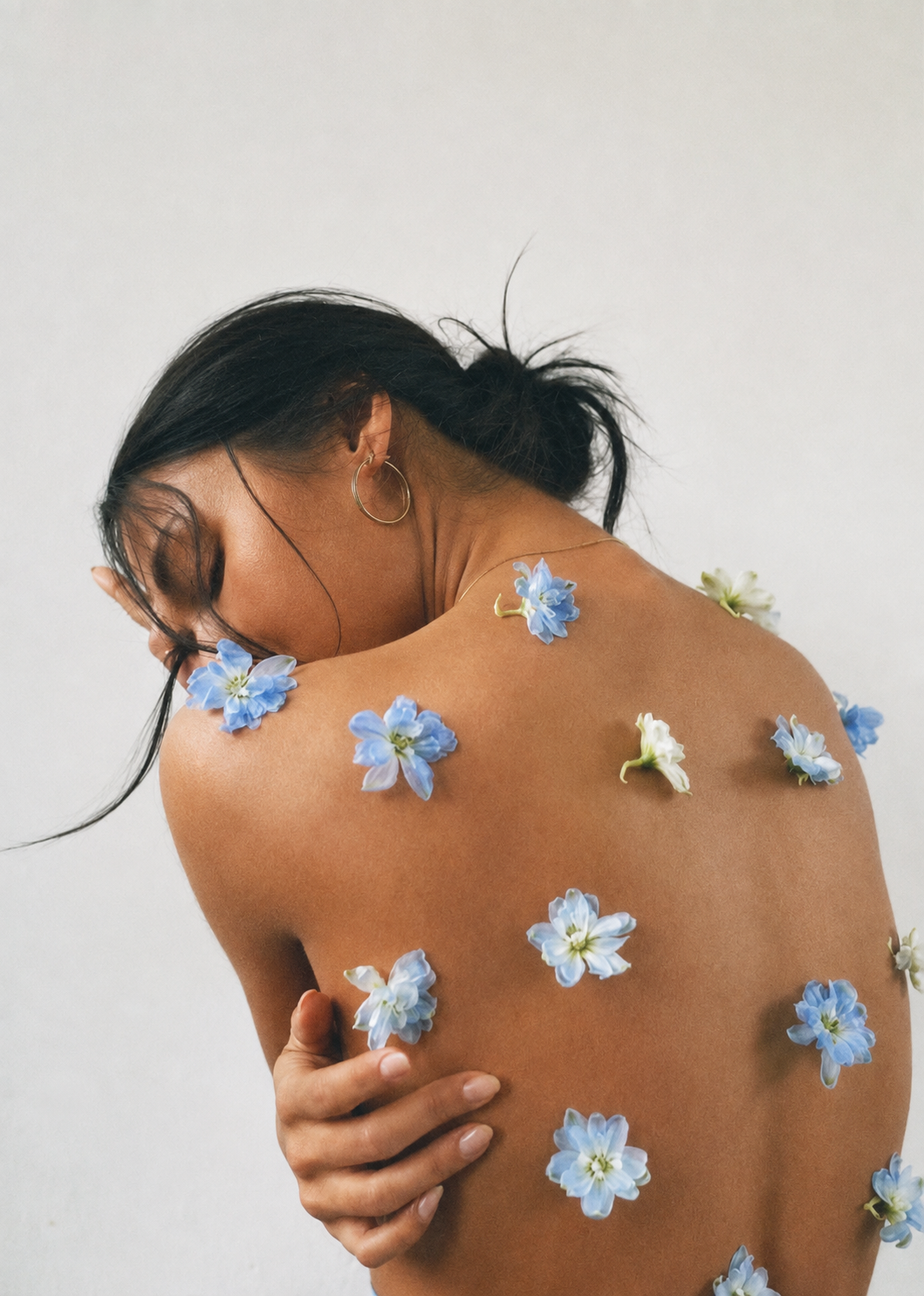 Composición editorial en tonos nude con flores